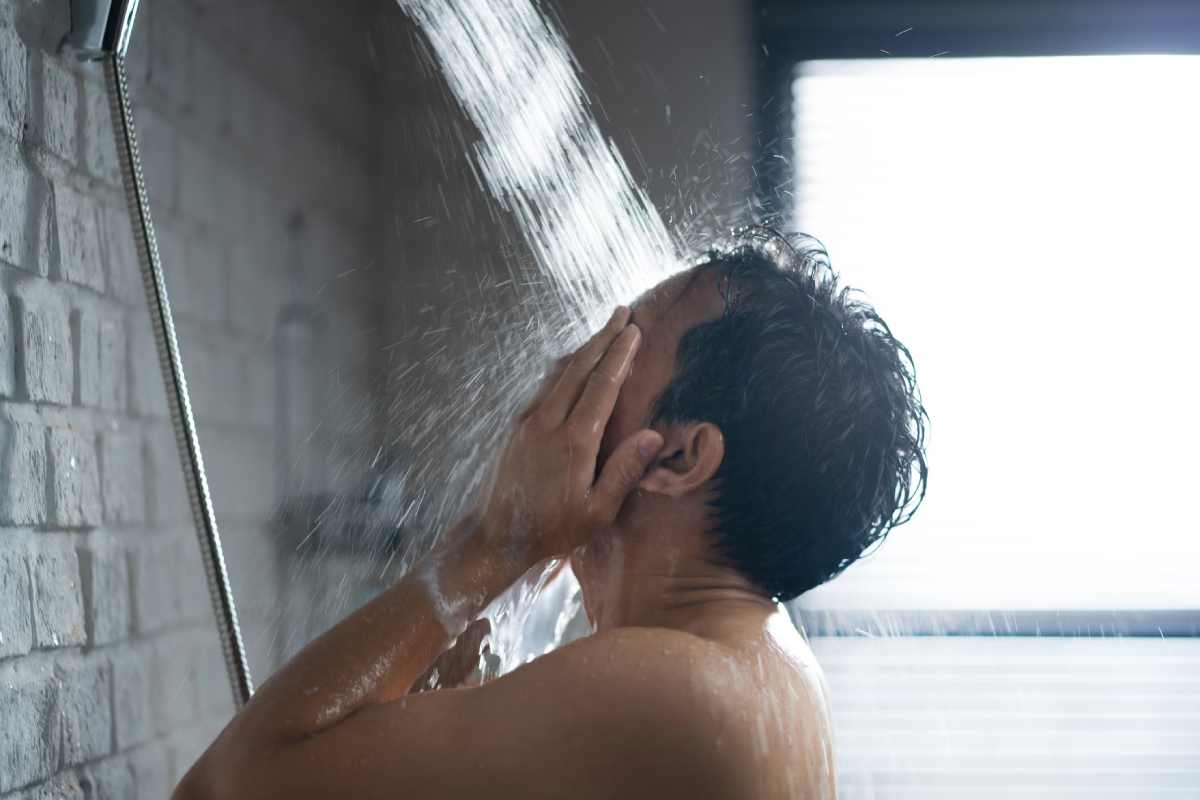 Showering properly in the heat: hot or cold?